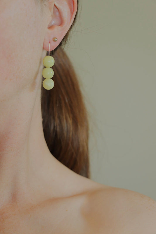 Les boucles d'oreilles pendantes citron